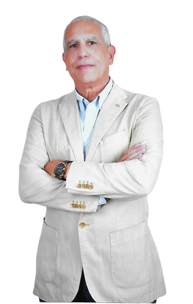 Hombre vestido con chaqueta clara y brazos cruzados