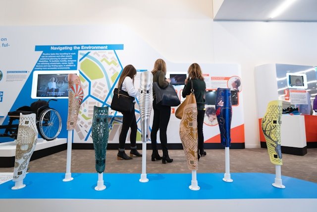 Mujeres interactuando con artefactos en una exposición.