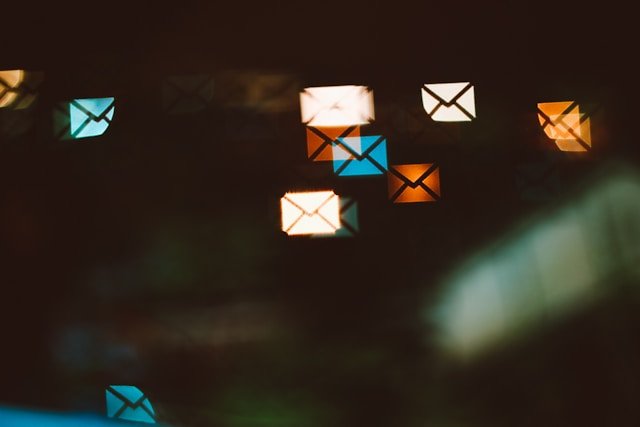 Luz desenfocada de iconos de correo electrónico