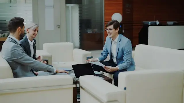 Reunión de negocios en oficina moderna con portátil